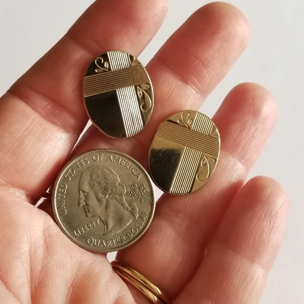 Vintage cufflinks gold tone oval etched design cuff links